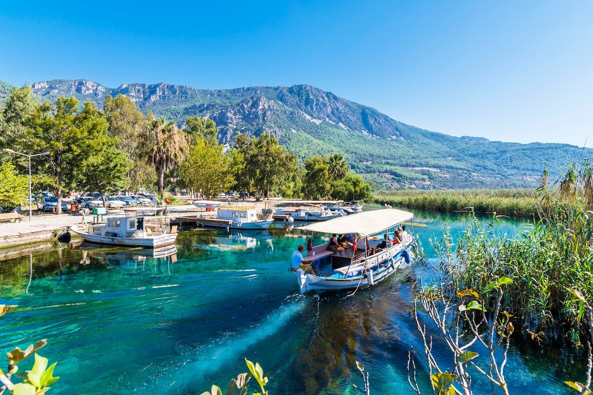 Akyaka – Azmak Nehri ve Sakin Ege Atmosferi